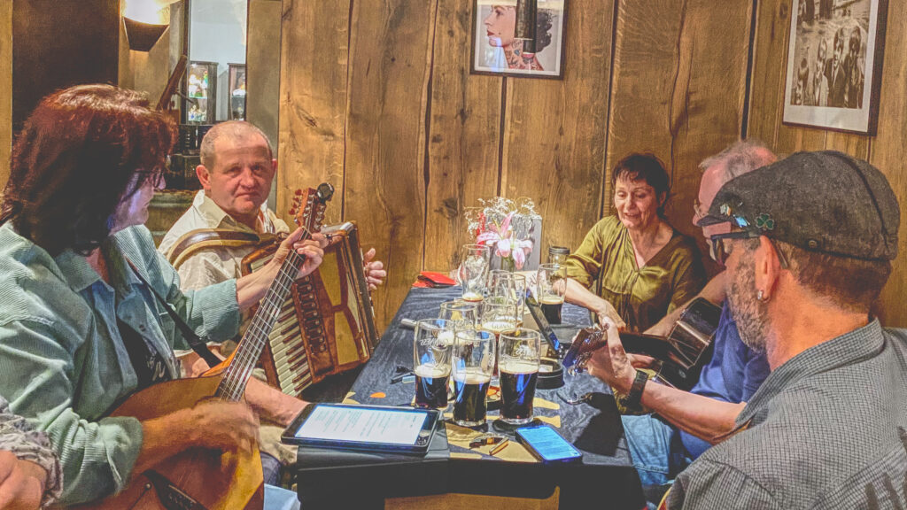 Hotel zur Post, Ruhpolding, Irish Cream & Scottish Whiskey, The Mighty fire in the Kitchen, Irish Folk & Scottish Music, Bayerisch meet Irish, Das Irish Folk Duo aus dem Chiemgau, Bährle Thomas und Claudia.