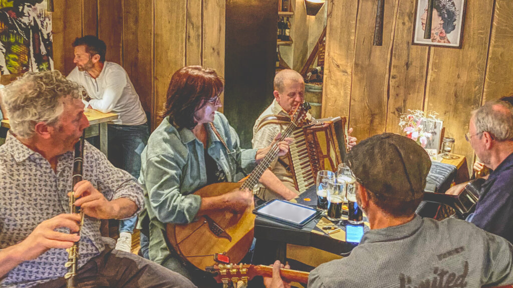 Hotel zur Post, Ruhpolding, Irish Cream & Scottish Whiskey, The Mighty fire in the Kitchen, Irish Folk & Scottish Music, Bayerisch meet Irish, Das Irish Folk Duo aus dem Chiemgau, Bährle Thomas und Claudia.