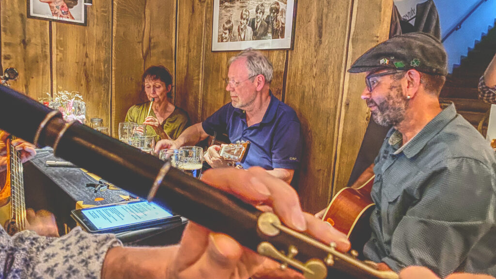 Hotel zur Post, Ruhpolding, Irish Cream & Scottish Whiskey, The Mighty fire in the Kitchen, Irish Folk & Scottish Music, Bayerisch meet Irish, Das Irish Folk Duo aus dem Chiemgau, Bährle Thomas und Claudia.