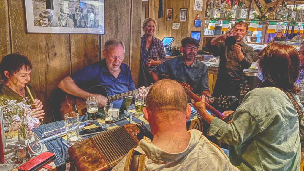 Hotel zur Post, Ruhpolding, Irish Cream & Scottish Whiskey, The Mighty fire in the Kitchen, Irish Folk & Scottish Music, Bayerisch meet Irish, Das Irish Folk Duo aus dem Chiemgau, Bährle Thomas und Claudia.