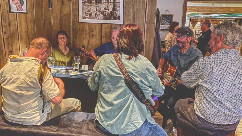 Hotel zur Post, Ruhpolding, Irish Cream & Scottish Whiskey, The Mighty fire in the Kitchen, Irish Folk & Scottish Music, Bayerisch meet Irish, Das Irish Folk Duo aus dem Chiemgau, Bährle Thomas und Claudia.