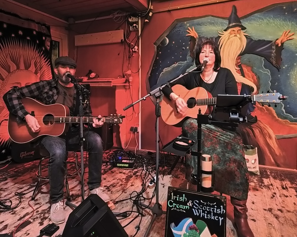 Irish Cream & Scottish Whiskey, MusicCafe Weyhalla Weyarn, Irish Folk & Scottish Music, Bährle Thomas und Claudia das Irish Folk Duo aus dem Chiemgau.